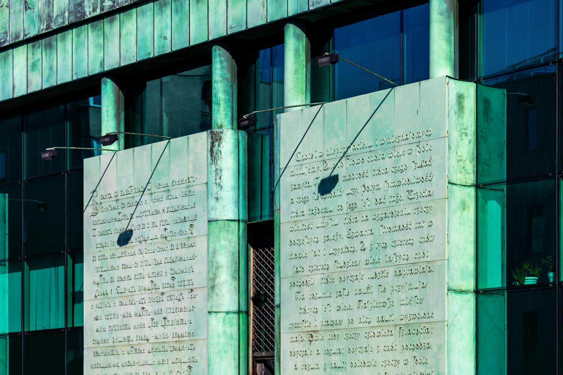 Biblioteka Uniwersytecka w Warszawie - zdjęcia. Zobacz postmodernistyczną ikonę, którą kiedyś uznawano za kicz