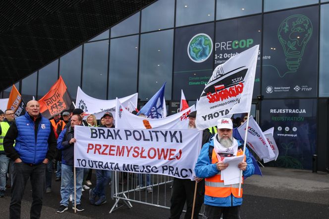 Protest "Solidarności" w Katowicach przed MCK. Chodzi o konferencję klimatyczną PRECOP