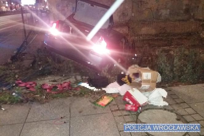 Wjechali samochodem do wykopu w centrum Wrocławia