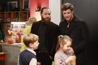 	M jak miłość odc. 1796. Marcin (Mikołaj Roznerski), Szymek (Staś Szczypiński), Maja (Laura Jankowska), gangster Robert (Kamil Drężek)