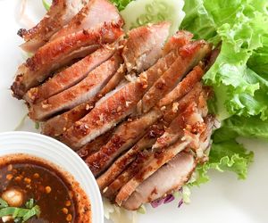 Karkówka pieczona w winnym sosie: przepis na schab karkowy w sosie