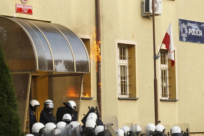 PILNE! Zamieszki w Lubinie! Tłum zaatakował komendę policji! 