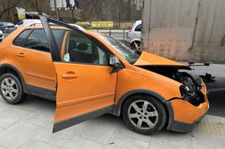 Wiozła małe dziecko, wjechała pod ciężarówkę. Dramatyczny wypadek w Aninie