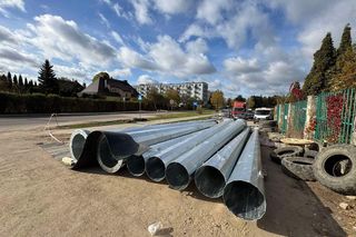 Remont starachowickiego stadionu trwa. Na plac budowy dotarły słupy oświetleniowe