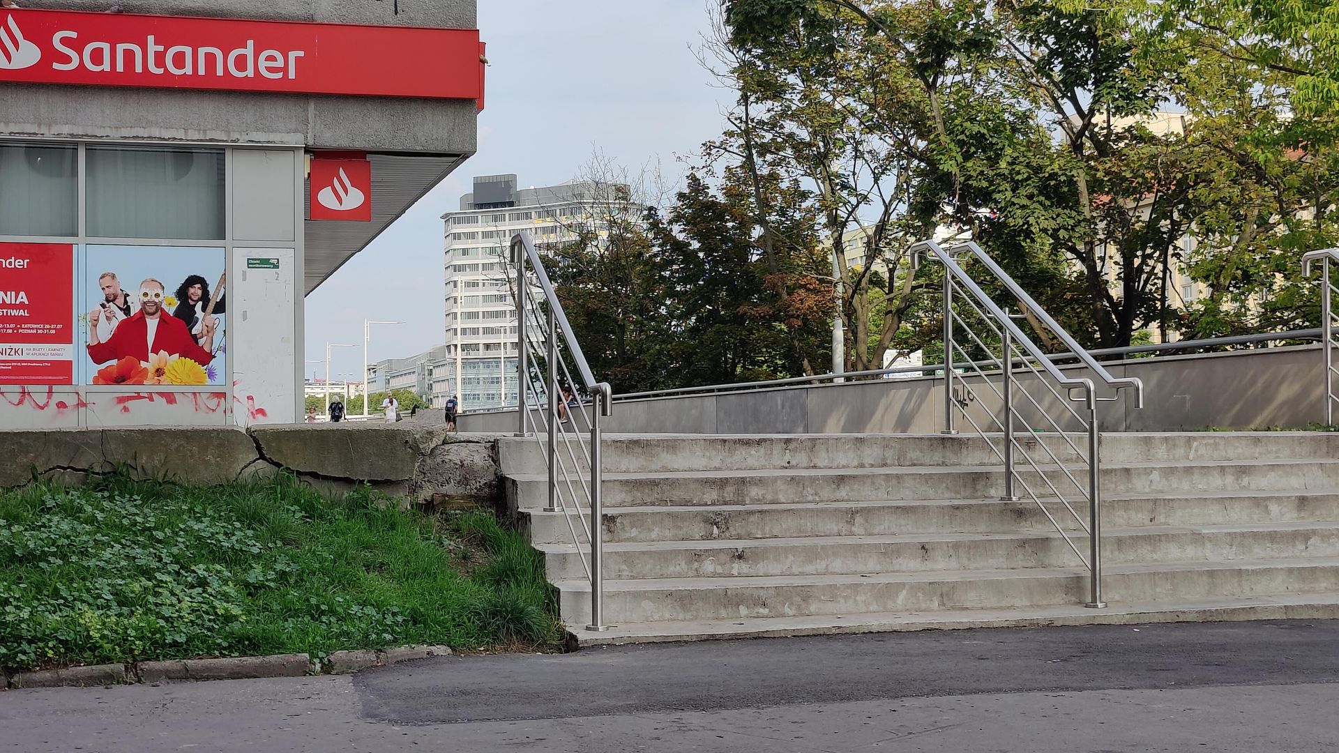 Remont esplanady przy Sedesowcach we Wrocławiu