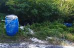 Porzucone beczki z niebezpieczną substancją przy drodze Susz-Kisielice