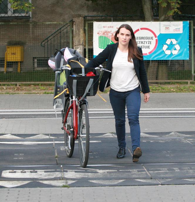 Agnieszka Pomaska na rowerze z dziećmi