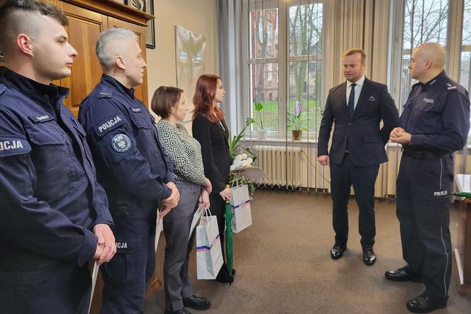 Nastolatka w drodze ze szkoły zobaczyła mężczyznę z kablem zaciśniętym na szyi. Przy nim leżał nóż