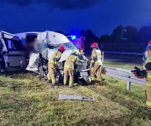 Poważny wypadek na S17. Bus wbił się pod ciężarówkę