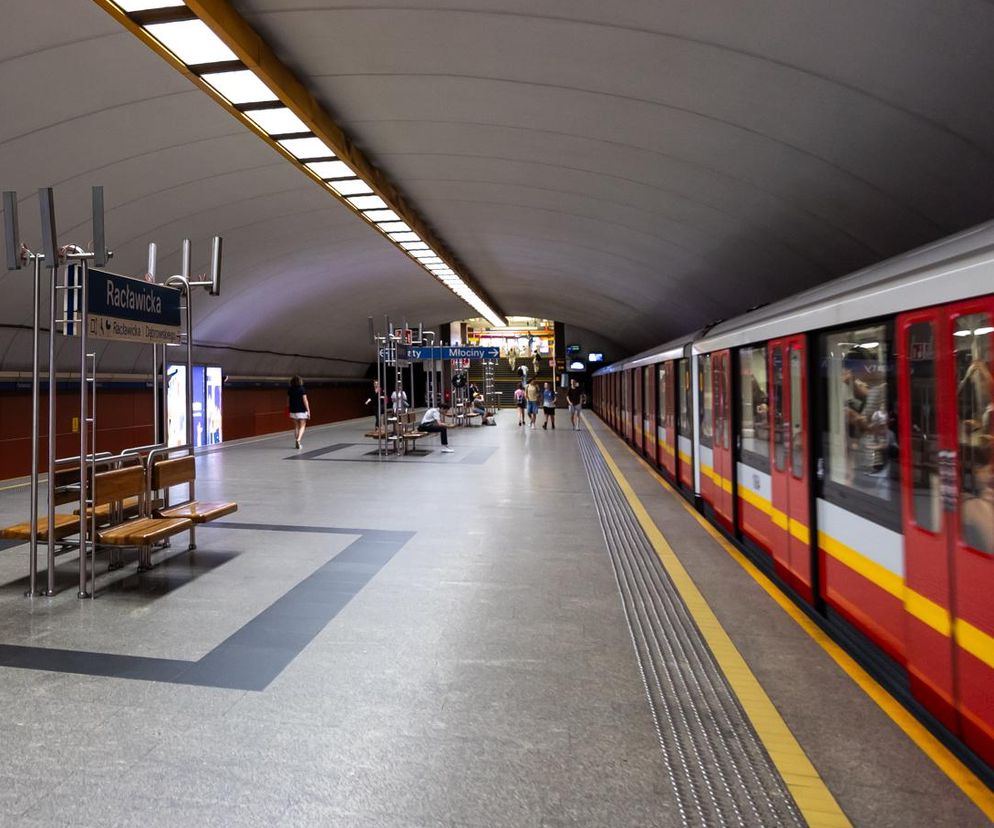 Utrudnienia w metrze. Dlaczego metro nie jeździ? Skrócona linia M1 i komunikacja zastępcza 