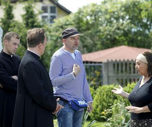 Ranczo. Reżyser serialu Wojciech Adamczyk, ksiądz Maciej (Mateusz Rusin), ksiądz Robert (Bartek Kasprzykowski), Michałowa (Marta Lipińska), 