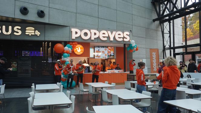 Tłumy na otwarciu Popeyes w Olsztynie. Rekordzista czekał w kolejce ponad 20 godzin