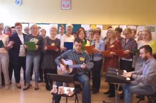 Protest song w Gliwicach. Nauczyciele nagrali piosenkę. Świnia z krową znacznie więcej dziś dostanie [WIDEO]