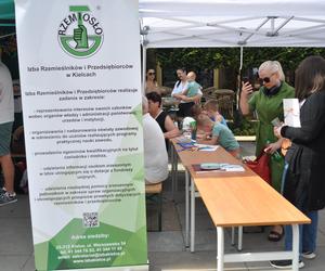 Rzemieślniczy Bazar w Kielcach. Były stoiska handlowe oraz atrakcje