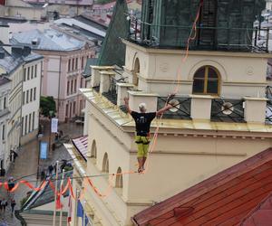   Urban Highline Festival 2023 w Lublinie. Slacklinerzy robią cuda na linach!