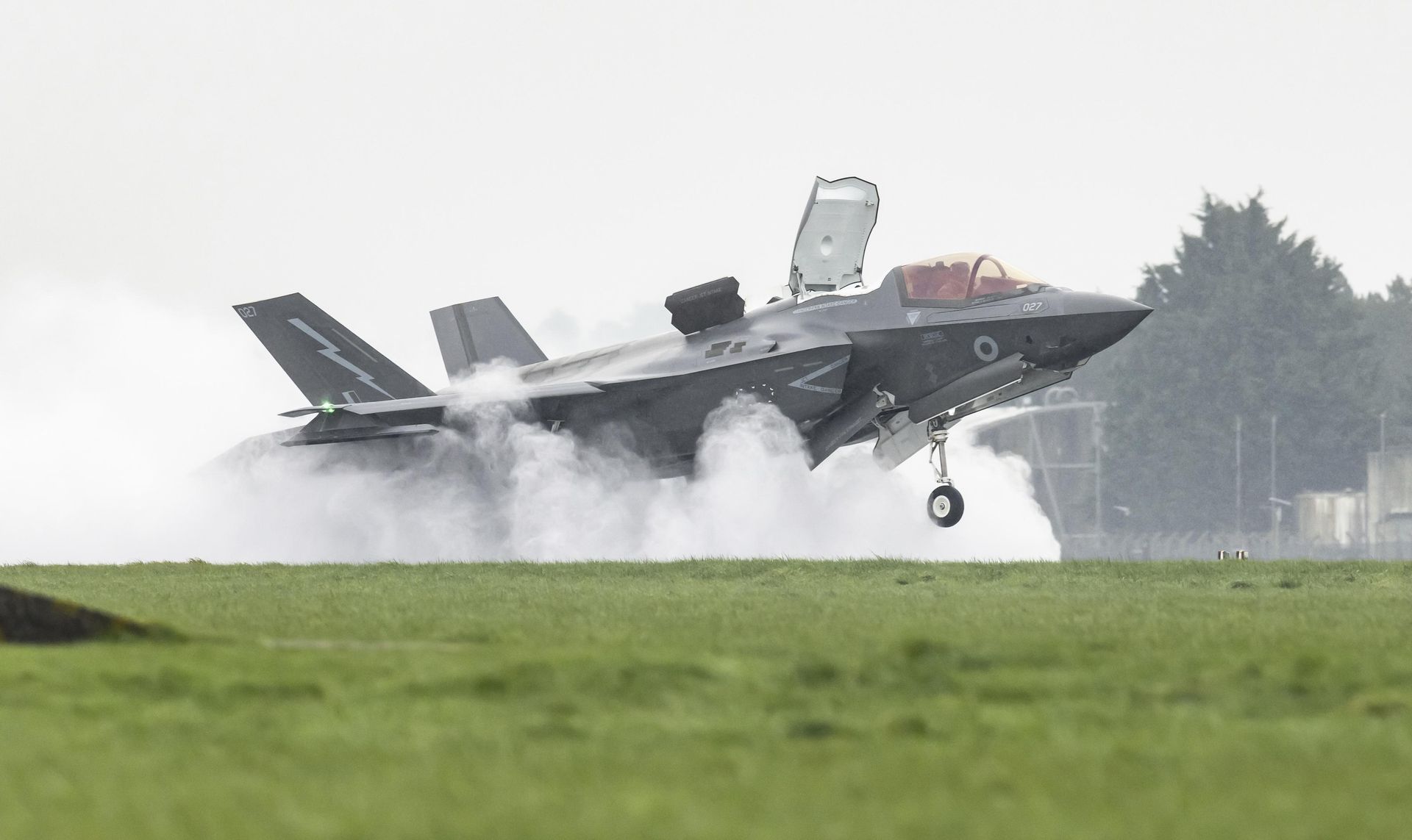 Brytyjski F-35B podczas lądowania