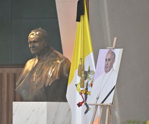 Warszawa żegna papieża Franciszka. Poruszające wpisy w Archikatedrze 