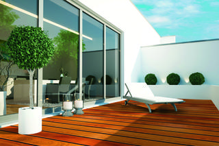 Drewniana podłoga na balkonie. Zdjęcia