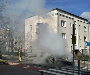 Gigantyczny pożar pod szkołą podstawową w Warszawie. Gęsty dym widać było z kilku kilometrów