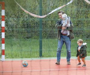 Krzysztof Bosak harata w piłkę z synkami
