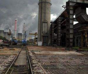 Groźny pożar na terenie huty. Są poszkodowani! Kilkanaście zastępów straży w akcji 