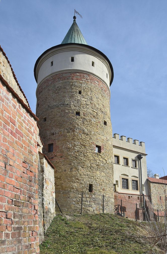 To jeden z najpiękniejszych domów w Małopolsce. Kiedyś był dworem obronnym, dziś zachwyca turystów