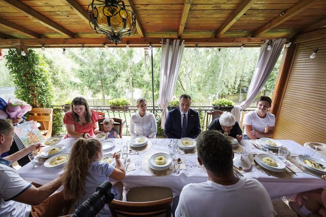 Karol i Marta Nawroccy na obiedzie u rodziny spod Kolbuszowej, na stole same smakołyki