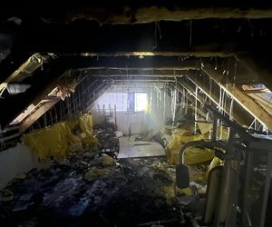 Zapalił się samochód, ogień zajął dom. Dramatyczny pożar w Jabłonnie