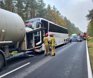 Wypadek na DK 10 pod Piłą. Autobus z dziećmi uderzył w cysternę