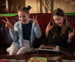 Rodzinka.pl 17 sezon odcinek 299 (odc. 12). Maja (Emma Pokromska), Dianka (Wiktoria Basik)