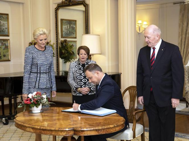 Znany projektant mody miażdży Szydło. Wysyła ją po porady do Agaty Dudy! 