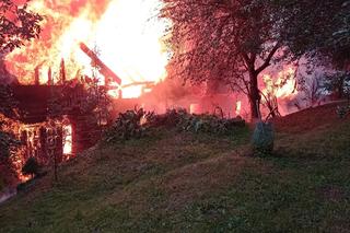 Drewniany dom płonął jak pochodnia! Właścicielka straciła cały dobytek życia