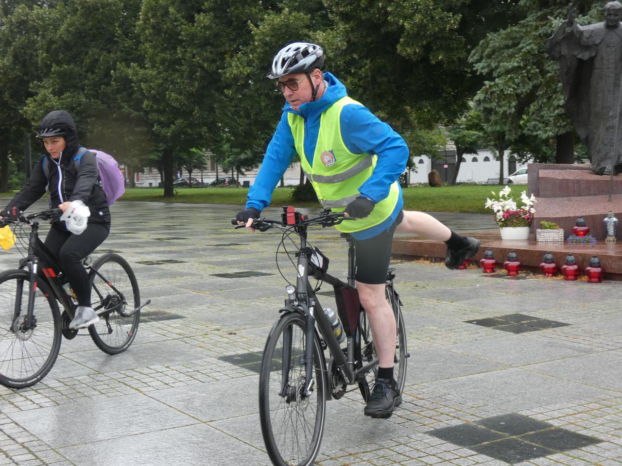 Pielgrzymka łódzka: biskup na rowerze