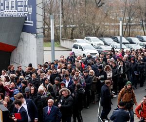 Konwencja KO w Gliwicach. Tusk, Trzaskowski, Protest związkowców i sprzedaż flag Polski i UE