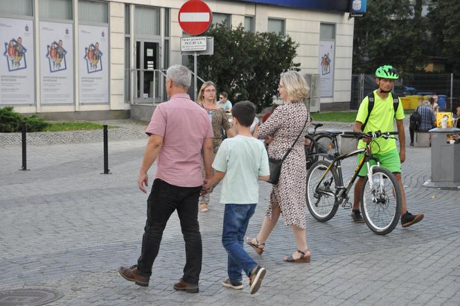 Ostatnia niedziela lata 2023 w Kielcach. Tłumy w centrum miasta