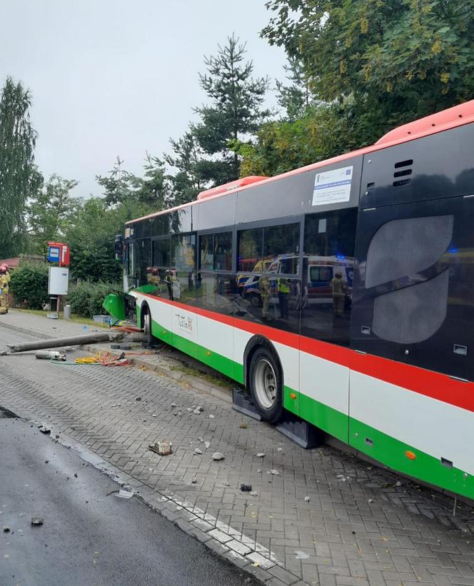 Autobus staranował przystanek. Dramatyczna relacja. „Kilka osób pod autobusem”