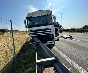 Zderzenie trzech ciężarówek na A2. Kierowca wycinany z kabiny