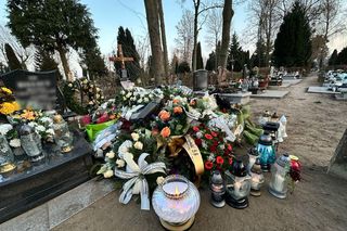 Kamil został pochowany niedaleko swoich dzieci. Eliza i Tomek patrzą na swojego kochanego tatę