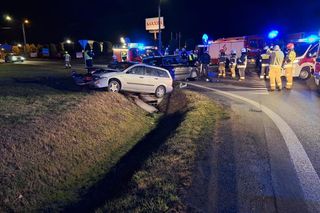 Poważny wypadek pod Kaliszem. Dwie osoby zakleszczone w pojazdach 