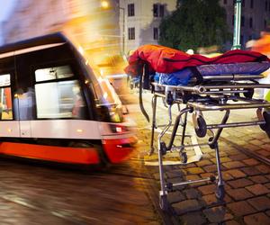 Kobieta wciągnięta pod wagon tramwaju! Zatrzymał się po kilkunastu metrach. Przerażająca śmierć