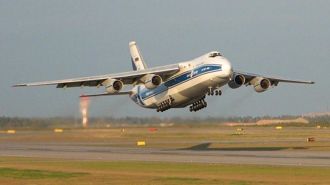 Rosyjski AN-124-100 firmy Volga-Dnepr