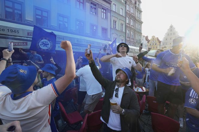 Kibice przed finałem Ligi Konferencji we Wrocławiu