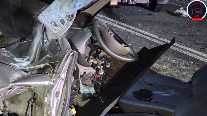 Tragiczny wypadek w Zakroczymiu: Czołowe zderzenie busa z fiatem! Kierowca zakleszczony