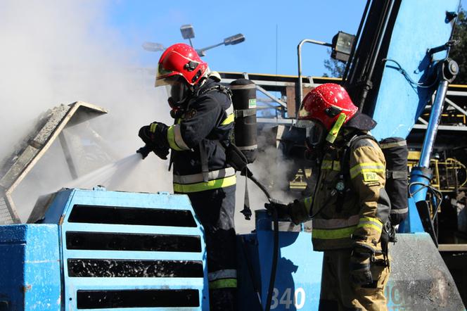 Ładowarka stanęła w ogniu. Na szczęście operator zdołał się z niej wydostać [Foto]