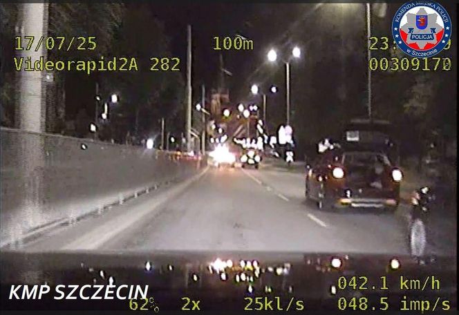 Wiózł kolegę w otwartym bagażniku