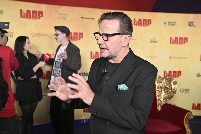 Premiera "LARP. Miłość, trolle i inne questy": Pawł Deląg z partnerką