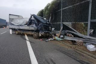 Kierowca audi uderzył w ciężarówkę na autostradzie A4 [Zdjęcia]