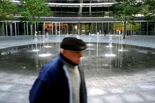 Znika popularna warszawska fontanna. Koliduje z prestiżem budynku
