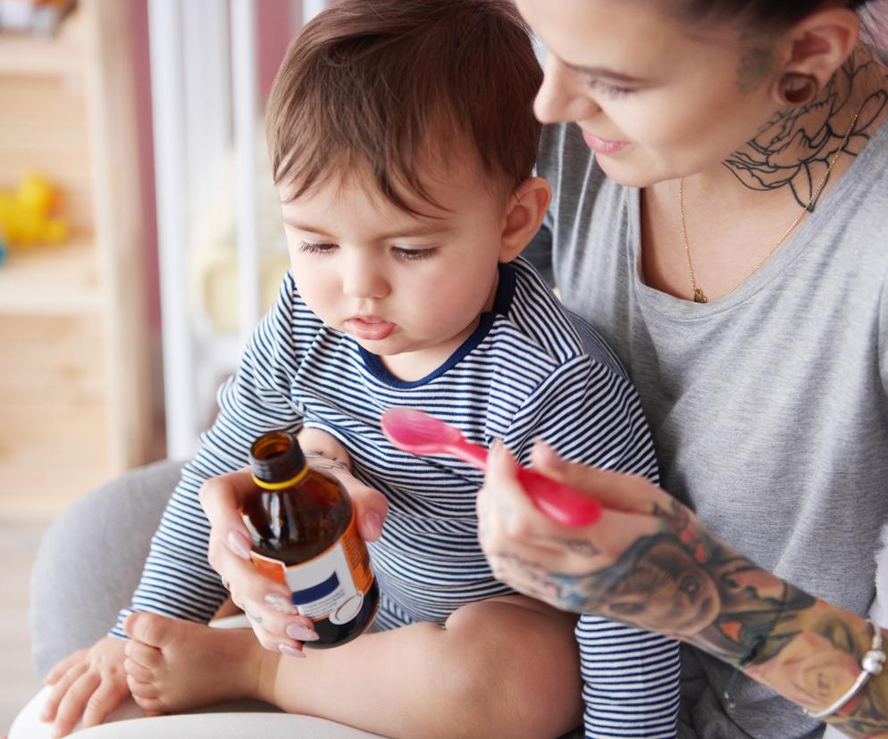 mama podająca dziecku syrop