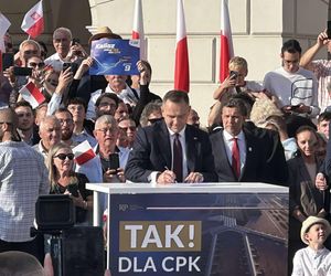 Jest prezydencki projekt ustawy o CPK. Karol Nawrocki podpisał go w czwartek w Kaliszu